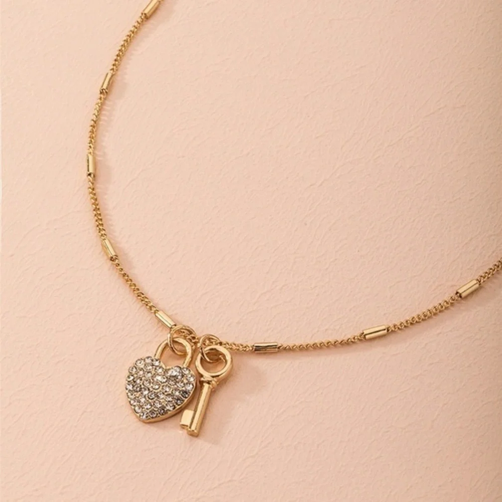 3/$30 💛 Rhinestone Lock and Key Necklace